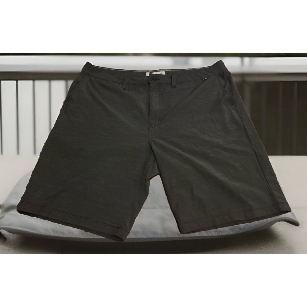 Travis Mathew Golf Shorts 10" Mens Size 40 Flat Front Button Lightweight Outdoor
